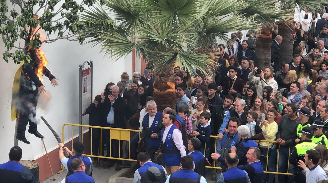 Un momento de la «quema» del muñeco que representa a Carles Puigdemont