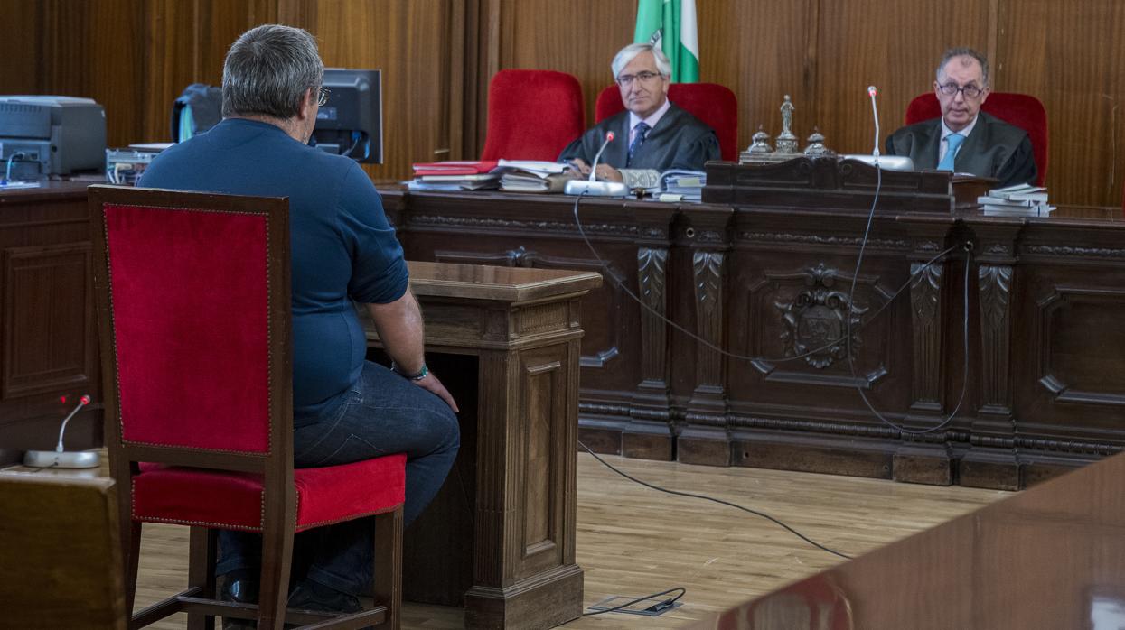 Juicio con jurado contra el acusado de asesinar a su mujer en Alcolea del Río