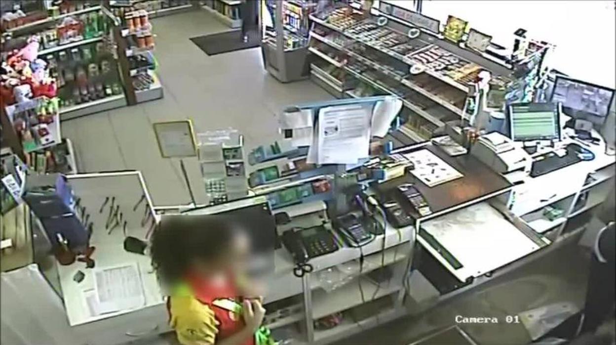 Imagen de la cámara de seguridad de una gasolinera que fue asaltada meses atrás también en el Aljarafe