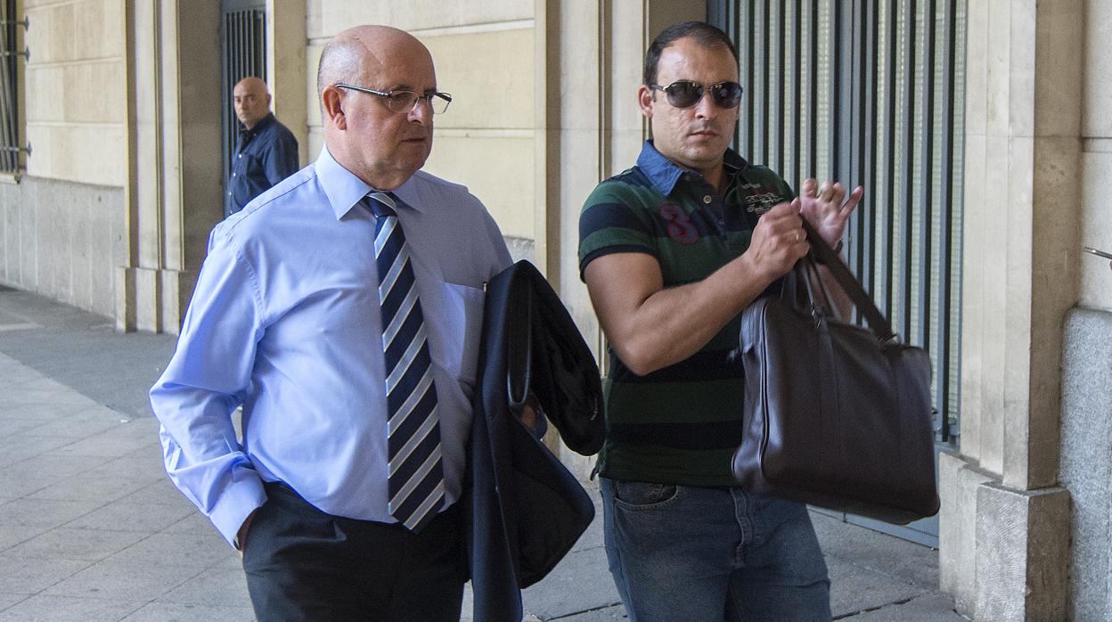 Valentín López, a la derecha, llegando al juzgado