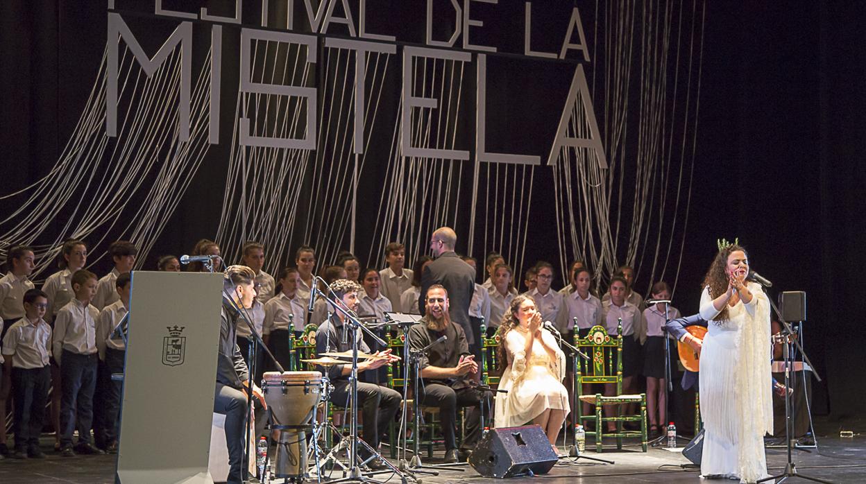 María José Carrasco sorprendió con su versión de «Y tu mirá» junto a la Escolanía palaciega