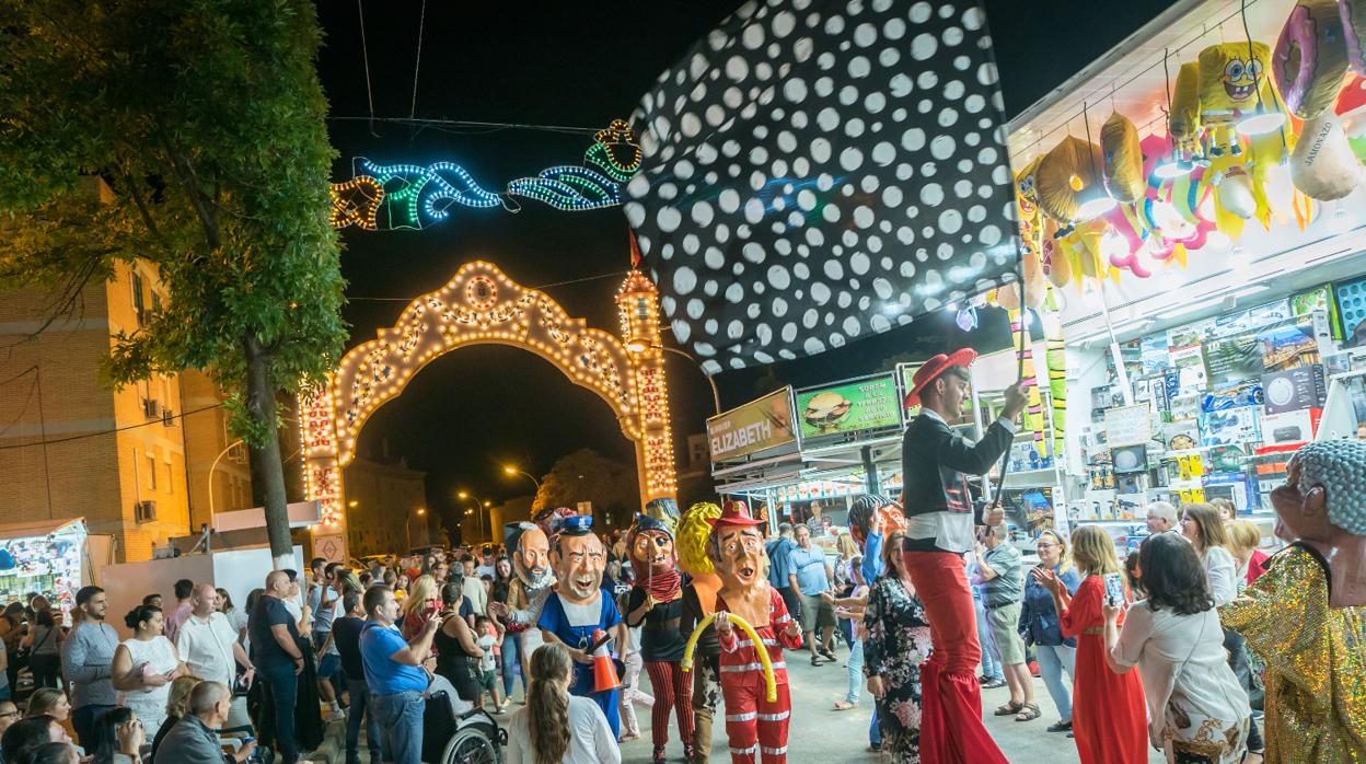 El pasacalle protagonizado por cabezudos recorrió las calles del recinto ferial