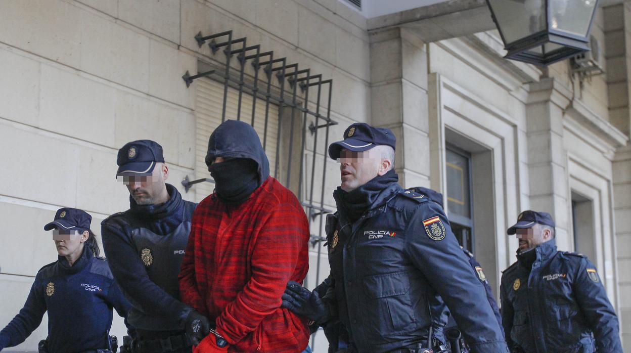 La Fiscalía pide prisión permanente para cinco de los siete acusados por el triple crimen de Dos Hermanas