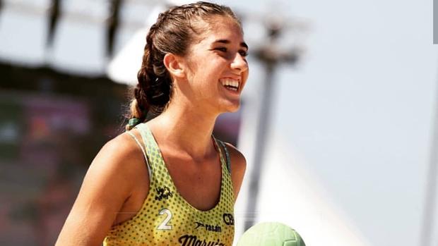 Alba Toro, una deportista utrerana que brilla en la disciplina del balonmano playa