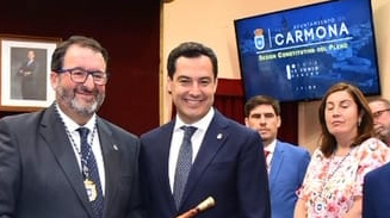 El presidente de la Junta, Juan Manuel Moreno Bonilla ha estado presente en la sesión plenaria de Carmona