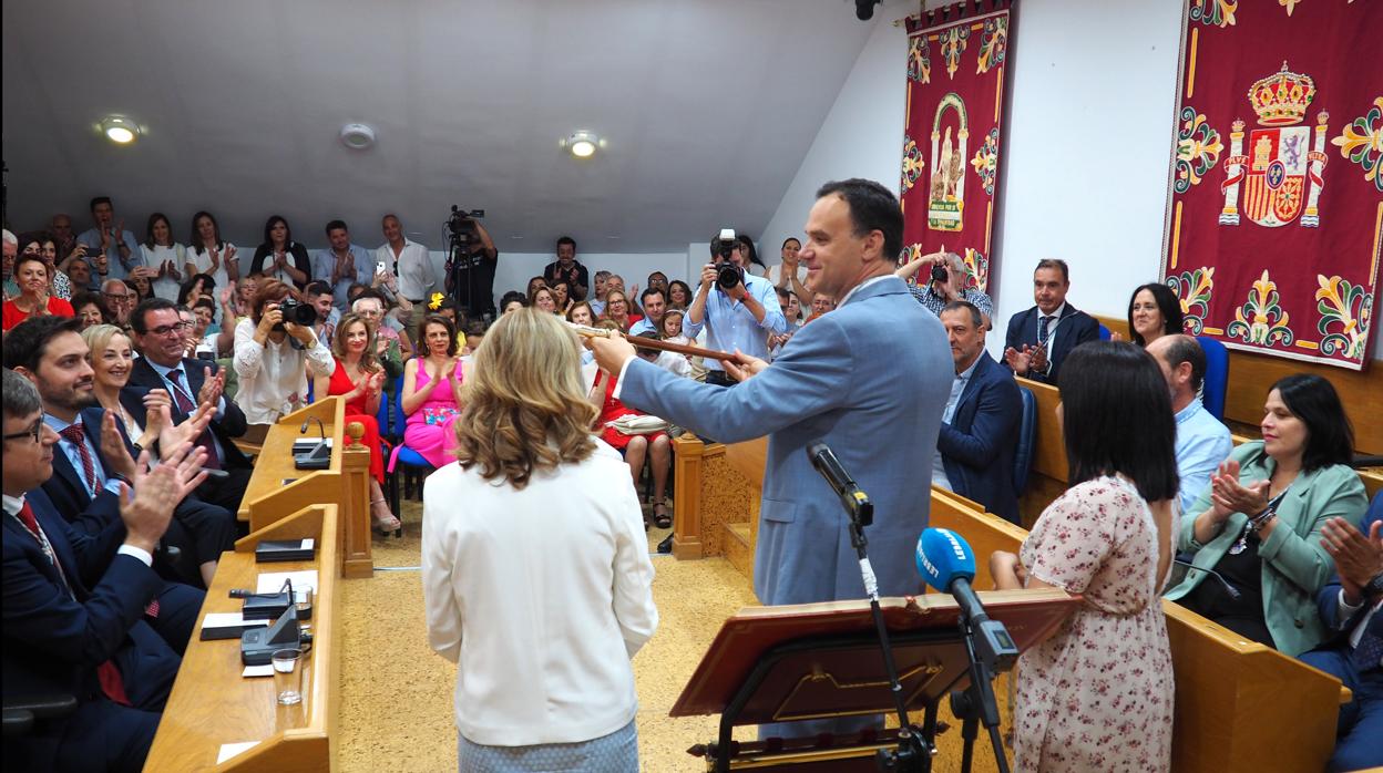 José Benito Barroso alza el bastón de mando tras ser proclamado por la mayoría del pleno