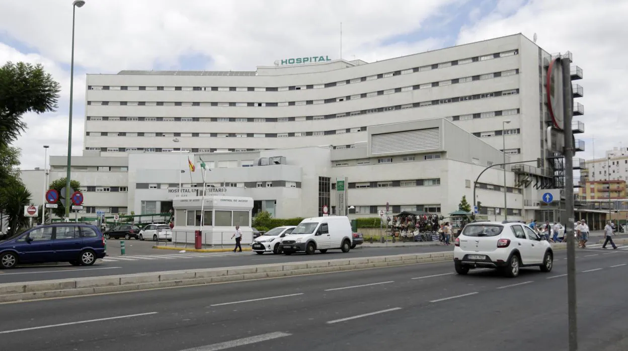 Hospital Virgen Macarena, donde permanece ingresada la agresora