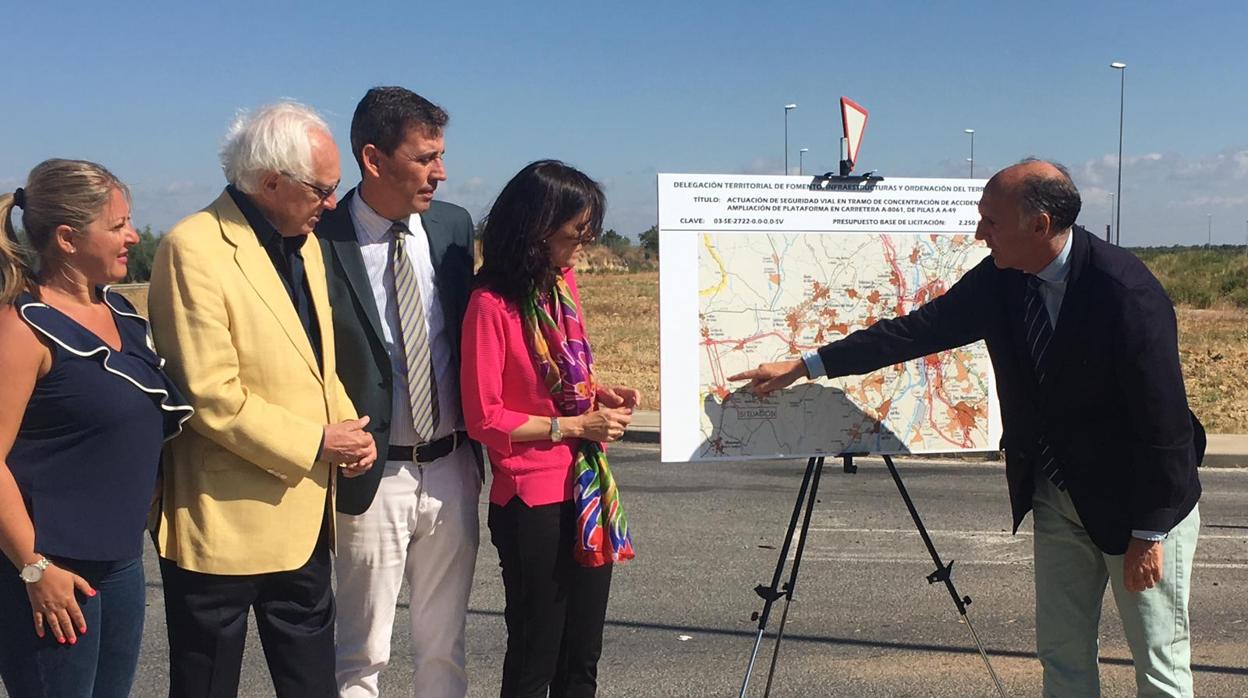 El viceconsejero de Fomento, Jaime Raynaud; el alcalde del Pilas, José Leocadio Ortega; y la delegada de Fomento, Susana Cayuelas