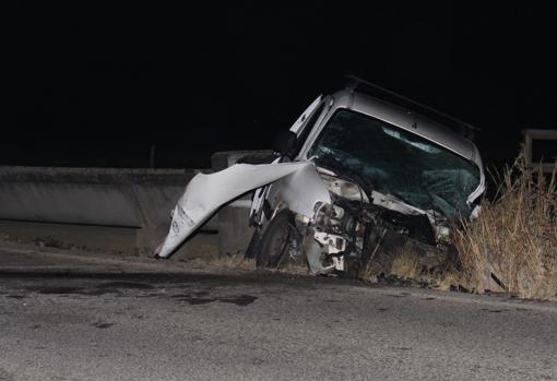 Un herido grave en un accidente de tráfico tras chocar frontalmente dos vehículos en la Carretera del Monte en Los Palacios y Villafranca