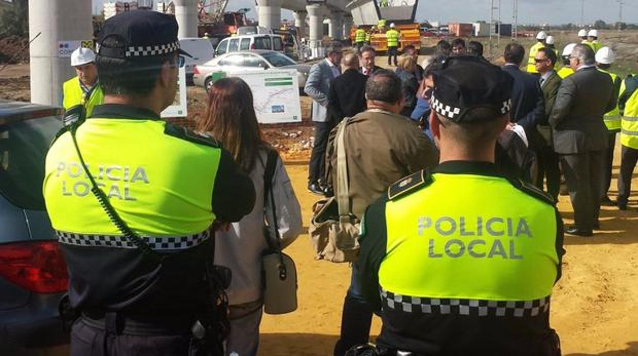 La Policía Local de Alcalá ha detenido a un conductor que chocó contra varias señales de tráfico y mordió a un agente