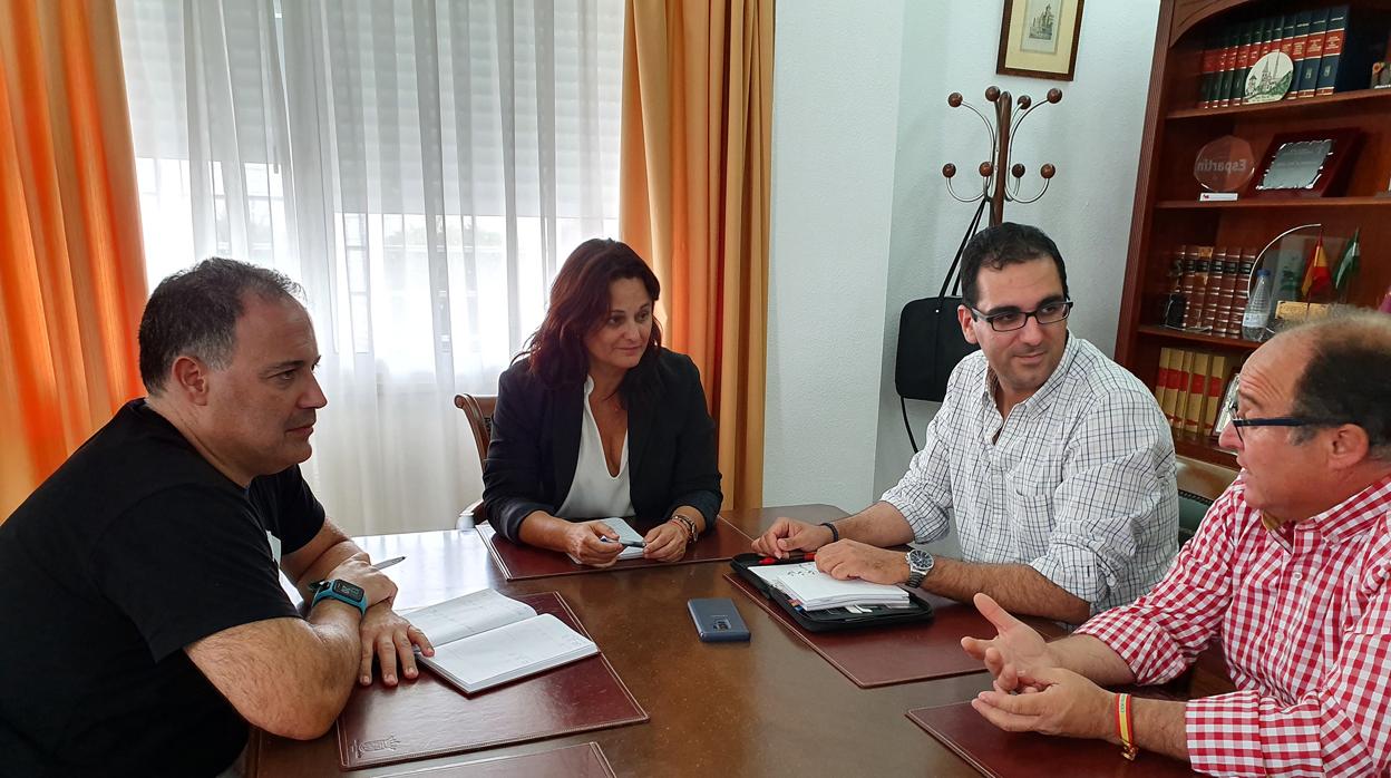 Reunión de los alcaldes de Espartinas y Villanueva con representantes de la Junta de Andalucía