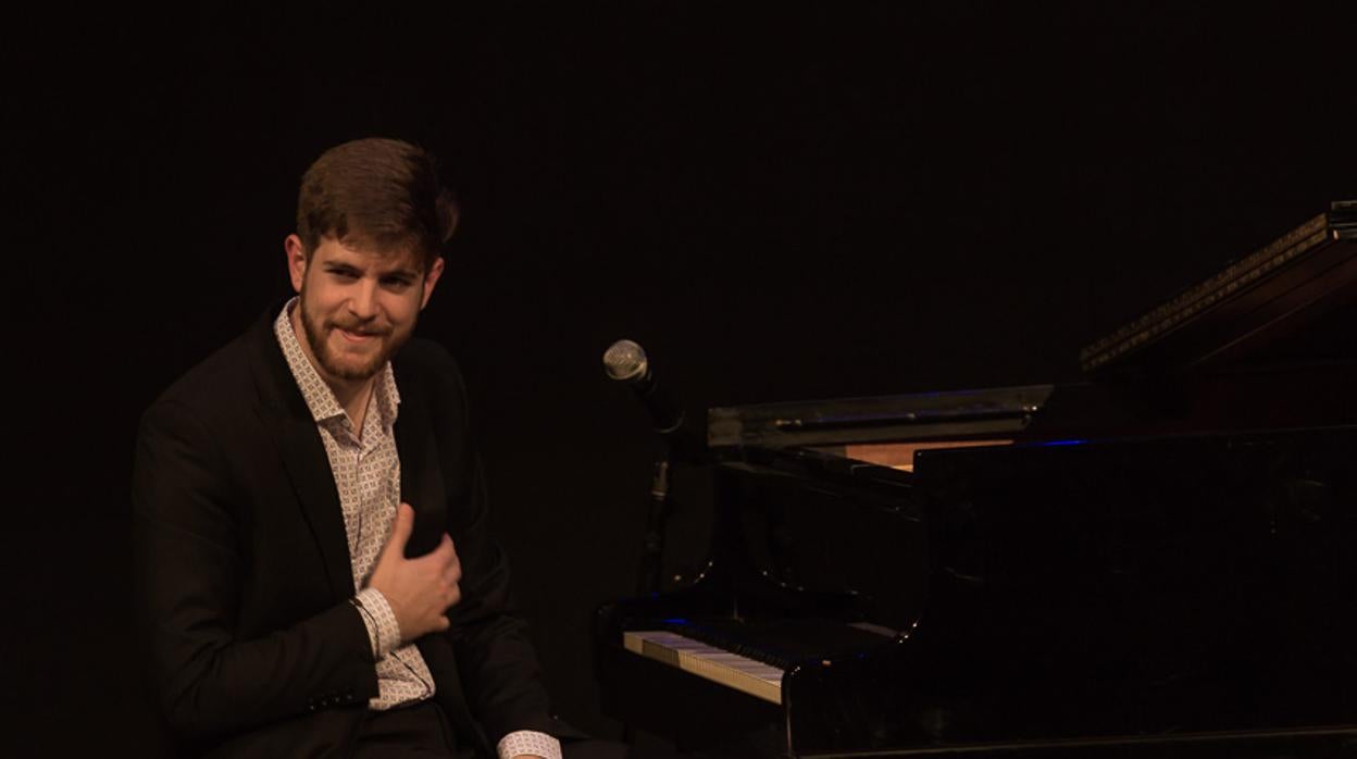 Andrés Barrios comenzó su formación clásica en el piano con sólo 8 años, con 15 años descubrió el flamenco