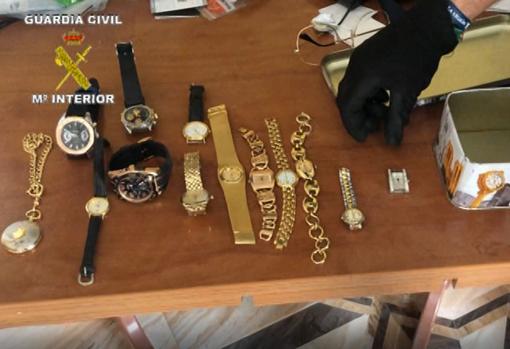 Algunos de los efectos que formaban parte del botín de la banda