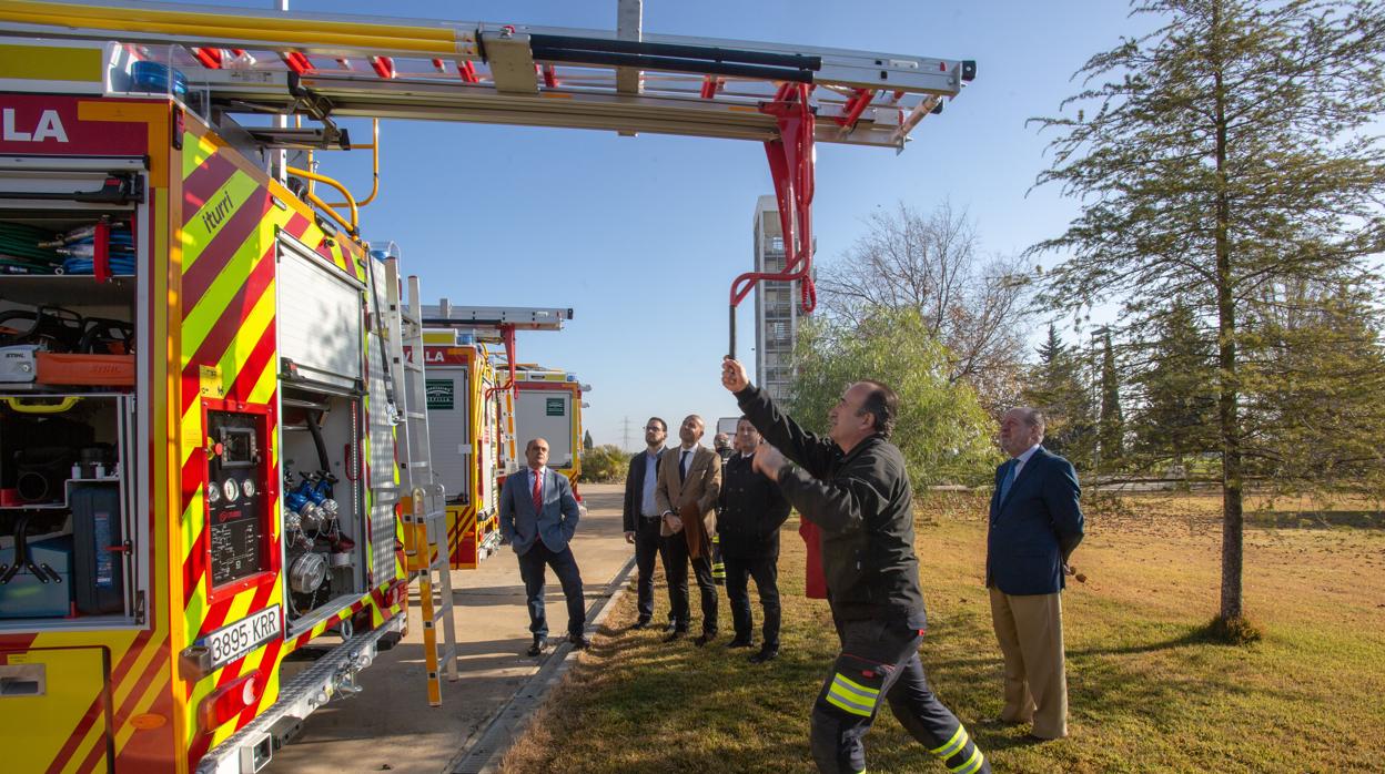 Villalobos hace entrega de nuevos camiones a un parque del consorcio provincial de Bomberos