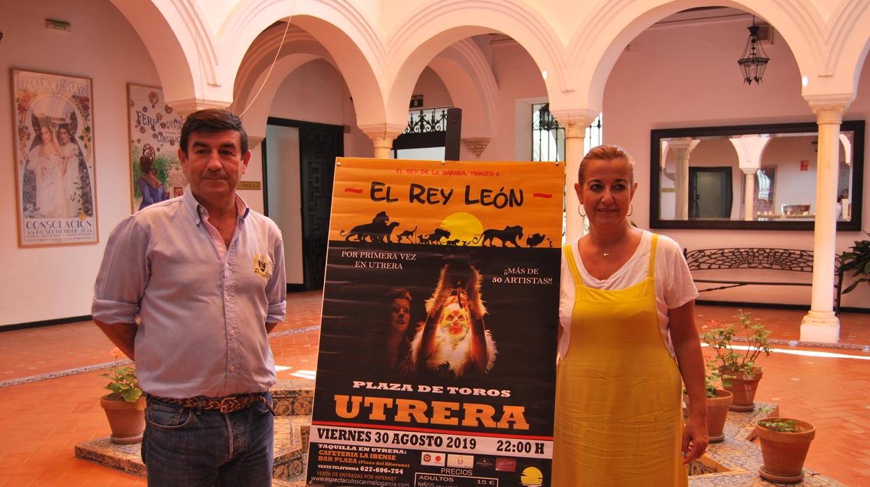 Carmelo García y la delegada de Festejos del Ayuntamiento de Utrera, Carmen Cabra