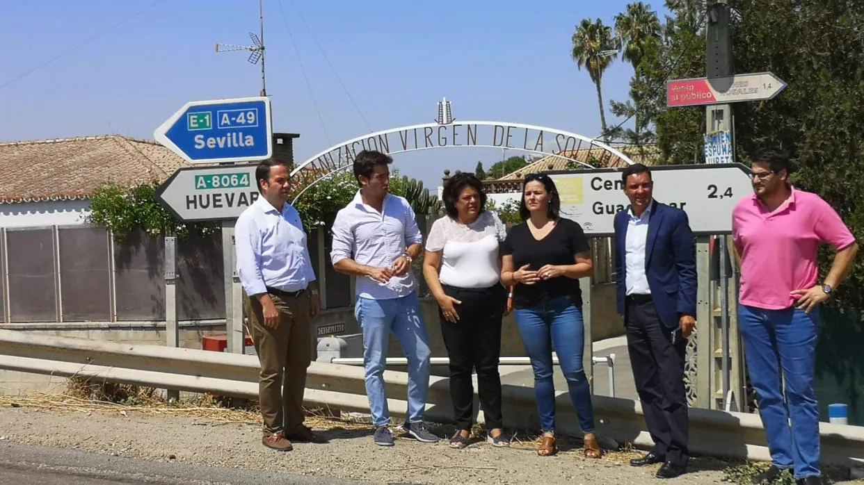 Dirigentes populares de la provincia, durante su visita al municipio aljarafeño de Huévar