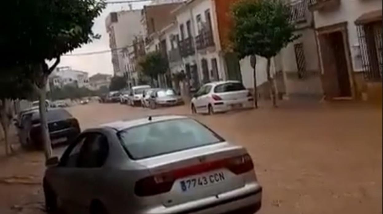 Varias tormentas descargan sobre la Sierra Sur anegando calles, campos y empresas