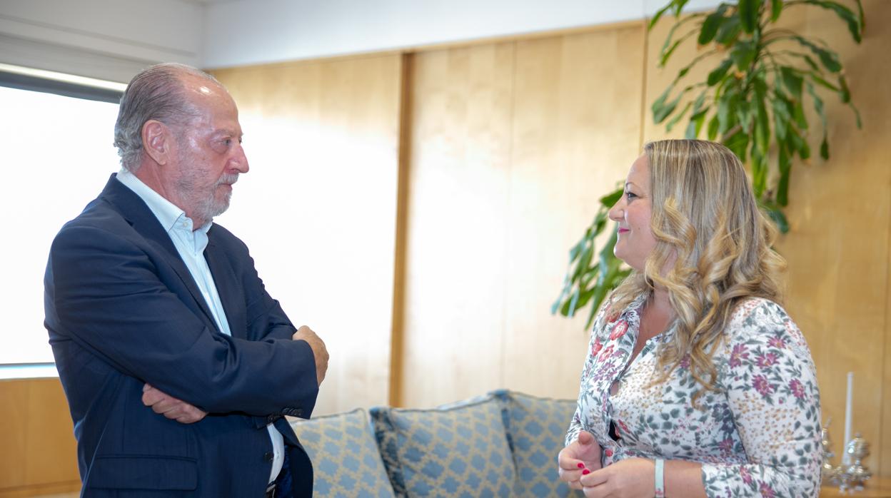 El presidente de la Diputación de Sevilla, Fernando Rodríguez Villalobos, y la nueva alcaldesa de Coripe, Susana López