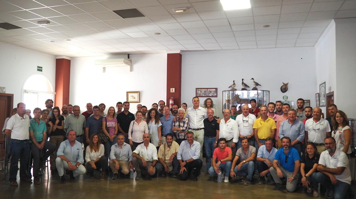 El encuentro técnico reunió a un nutrido grupo de algodoneros que se citaron en la Peña de los Cazadores de Lebrija