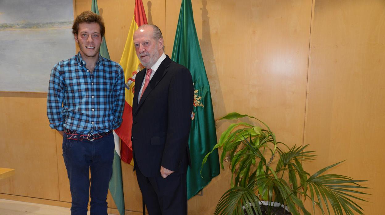 El presidente de la Diputación de Sevilla, Fernando Rodríguez Villalobos, y el alcalde de Los Molares, José Veira (PP)