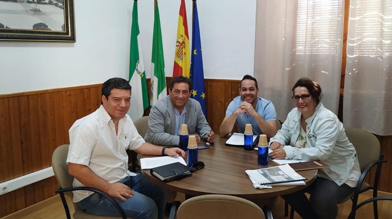 De izda. a dcha., los alcaldes José Carlos Raigada (Almadén), Sotero Martín (Cazalla), José Manuel Trejo (El Real de la Jara) y Eva Ruiz (Alanís)