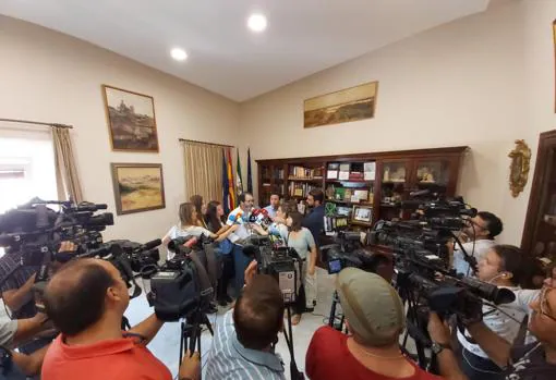 El alcalde, Juan Ávila, atendió a los medios de comunicación