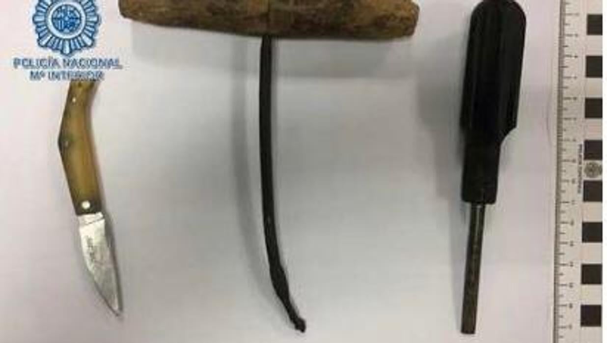 Objetos punzantes intervenidos al detenido en Écija