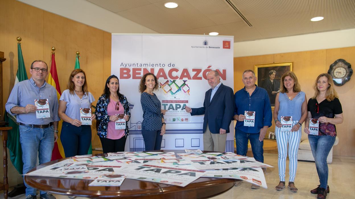 El presidente de la Diputación, Rodríguez Villalobos, junto a la alcaldesa de Benacazón, Juana María Carmona