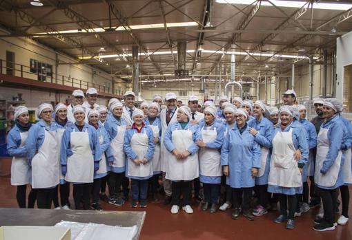 Empleados de La Estepeña, junto con el presidente de la Junta