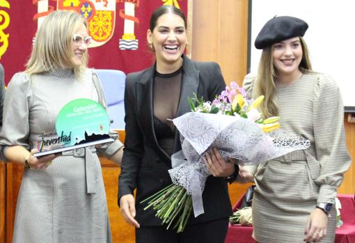 Lorena Duran, acompañada por su madre y su hermana