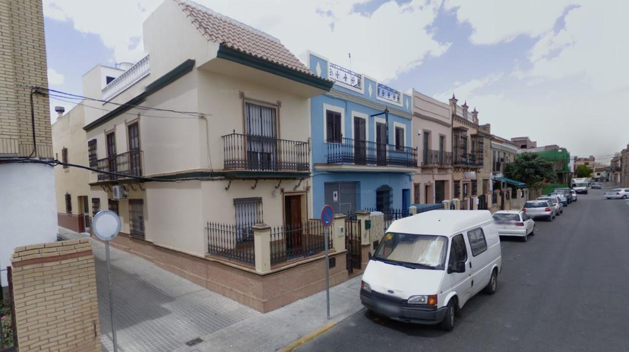 Imagen de la calle donde ha tenido lugar el incendio en una vivienda