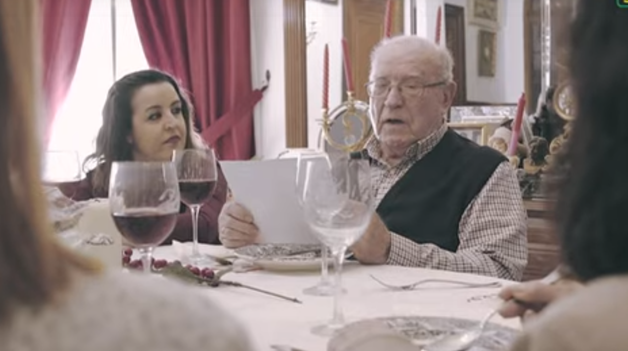 Un fotograma de la parodia que ha hecho Gines del anuncio de la Lotería para promocionar su mercado navideño