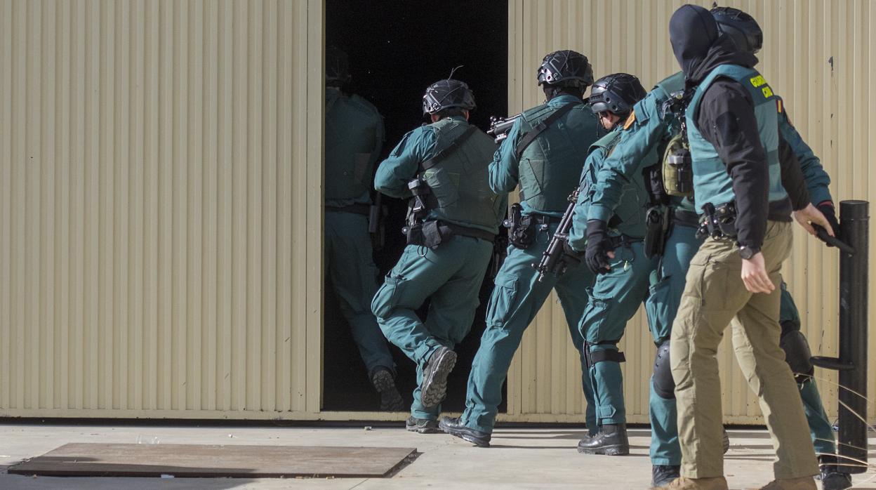 Momento de la entrada de los agentes en uno de los registros efectuados este viernes
