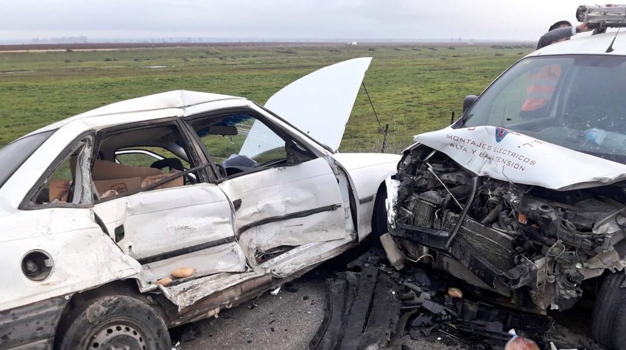 Estado de los dos vehículos siniestrados tras la violenta colisión