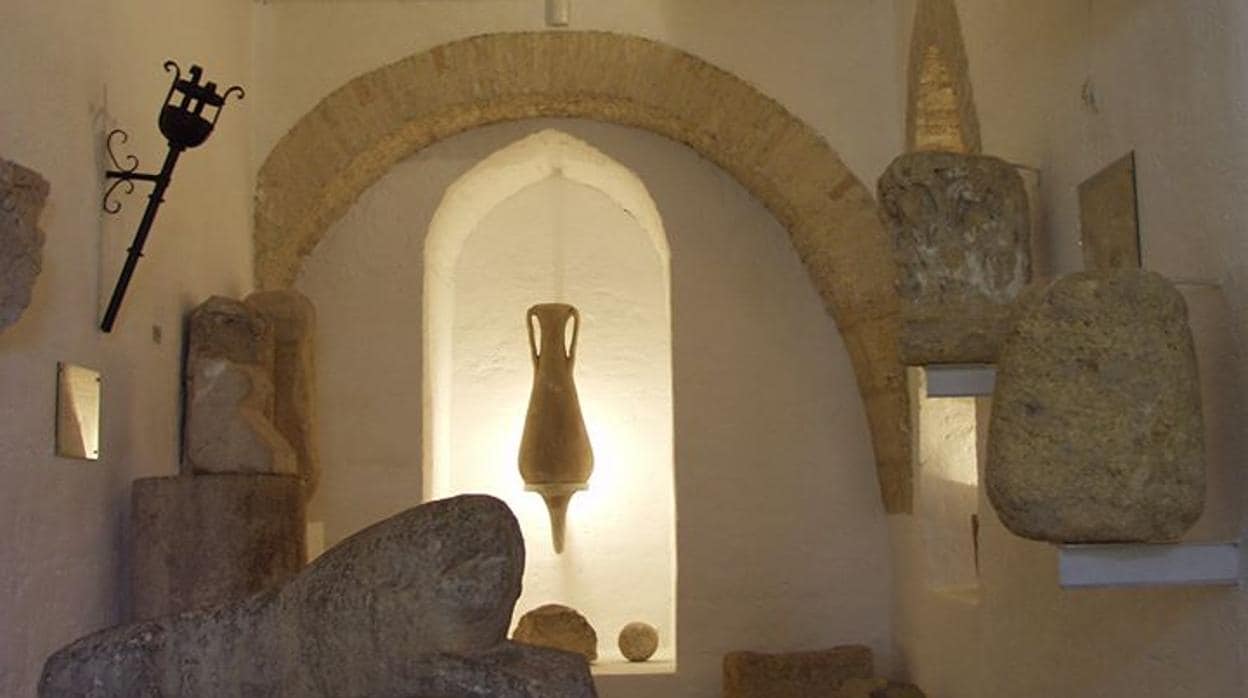Una de las salas expositivas del Museo Arqueológico de Osuna en la que se aprecian diversas piezas de piedra