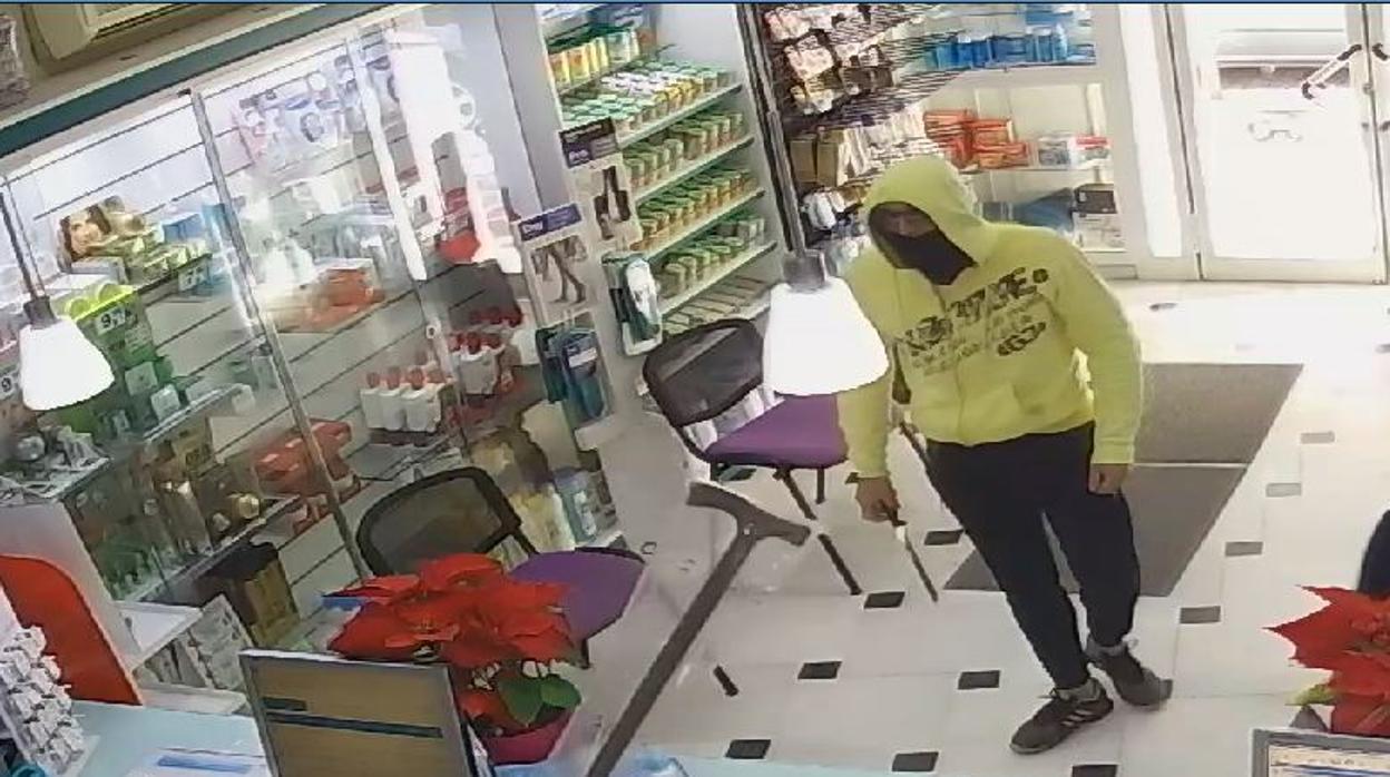 El presunto autor de los robos atraca a una farmacia de Gelves