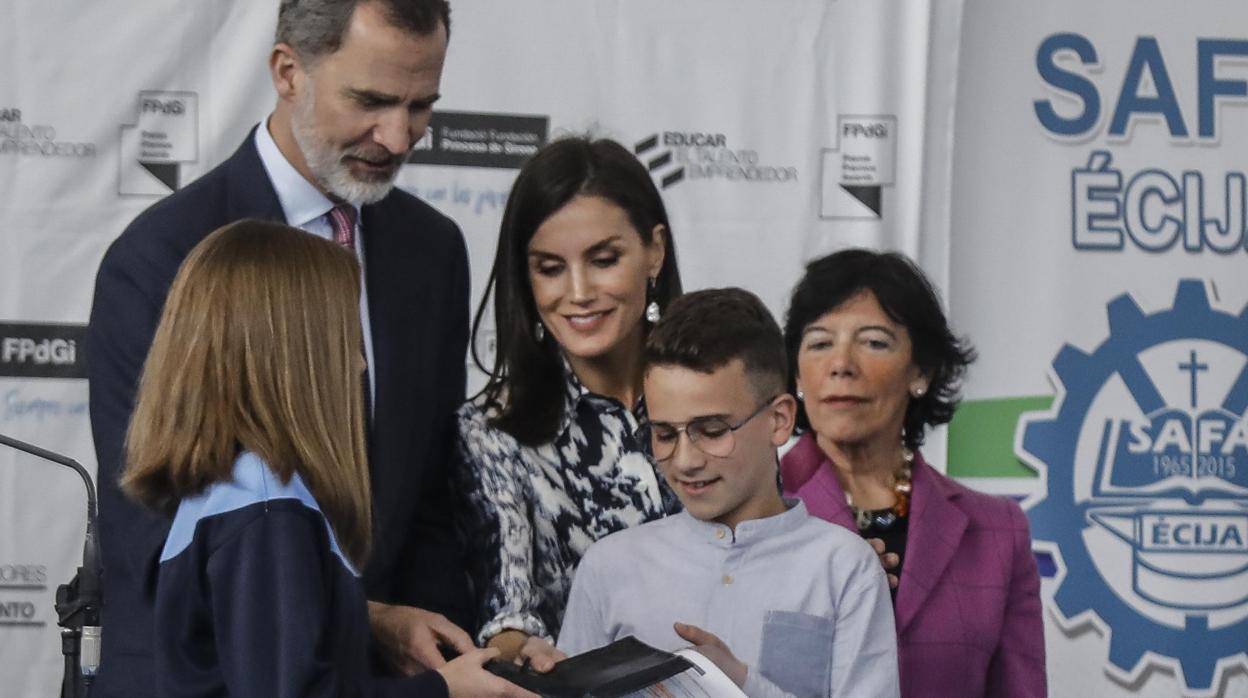 Don Felipe y Doña Letizia saludando desde el Palacio Benamejí