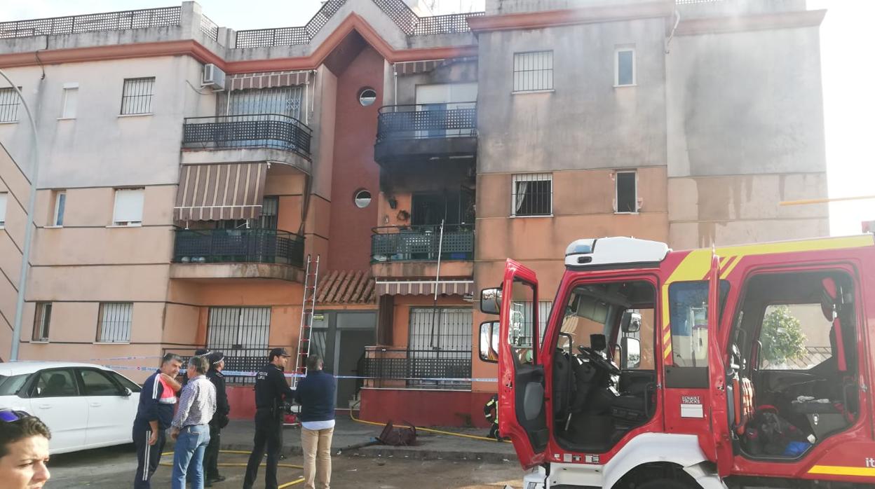 Incendio en la segunda planta de un piso en la calle Arayán en Lora del Río.
