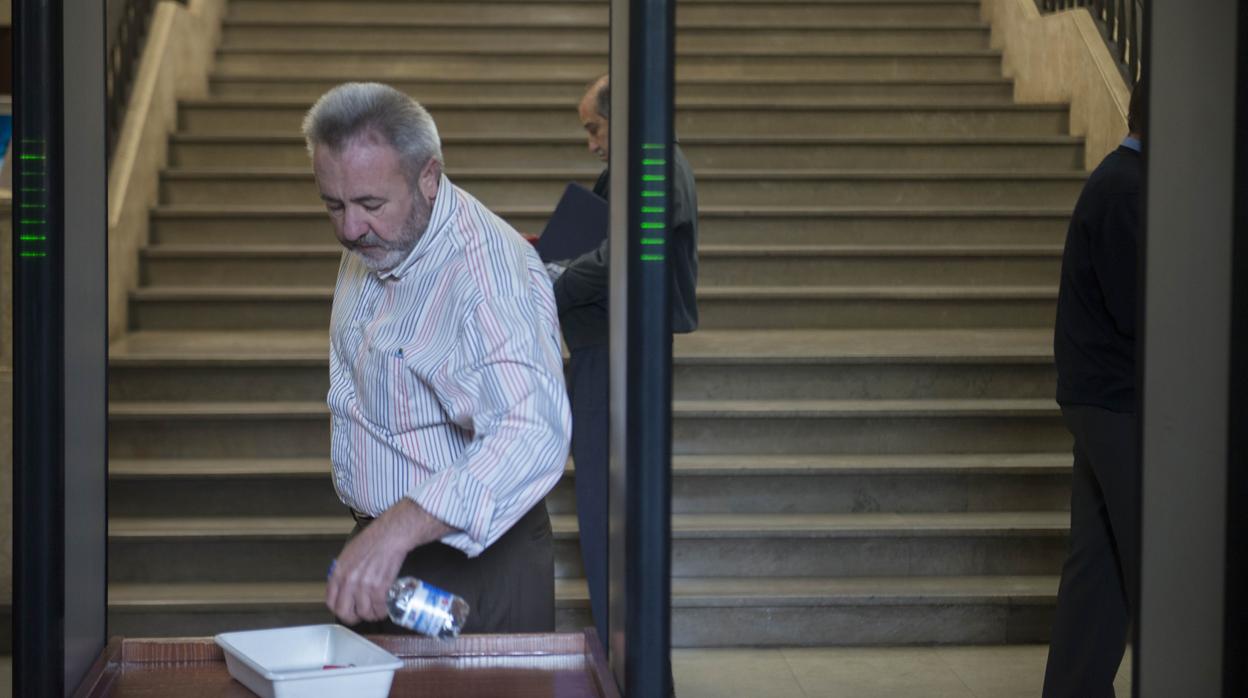 José Juan López, exalcalde de Burguilos, en los Juzgados de Sevilla