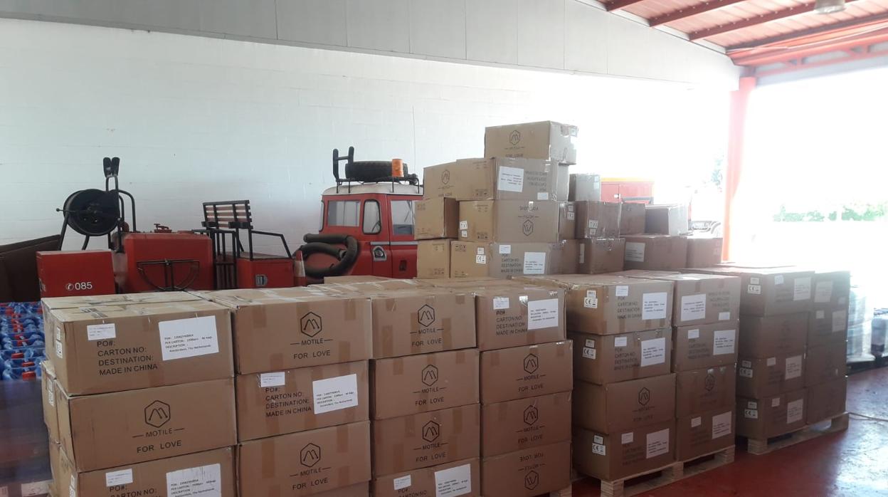Palets con cajas de material de protección que ha adquirido la Diputación de Sevilla
