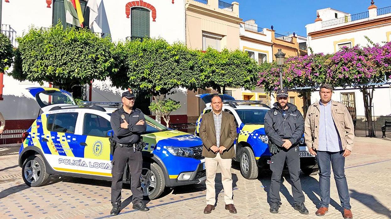 El alcalde junto a mandos de la Policía Local de La Algaba durante la presentación de los nuevos vehículos policiales