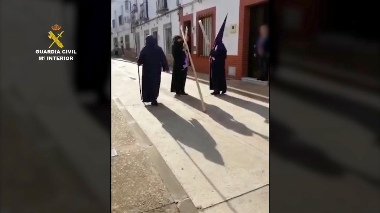 Seis vecinos de Peñaflor han sido denunciados por simular una procesión de Semana Santa