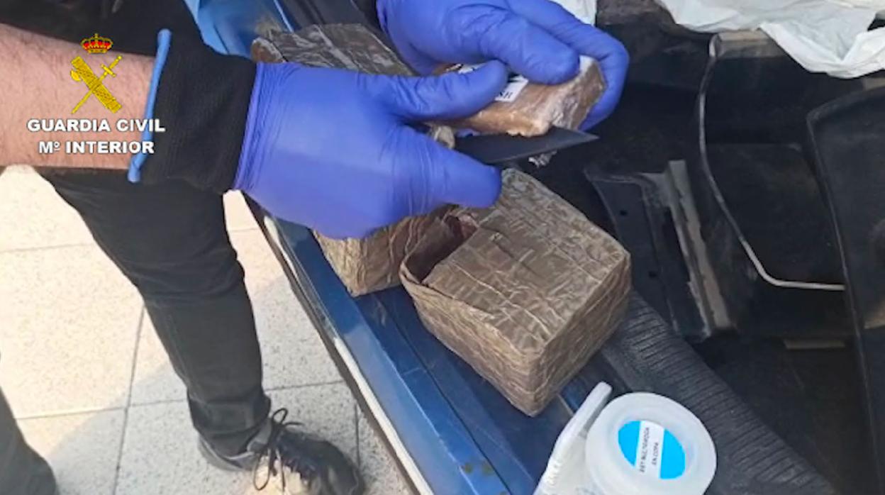 La guardia Civil comprueba el contenido de uno de los paquetes