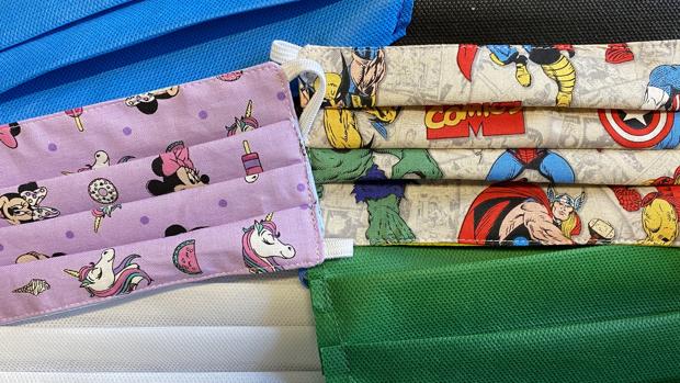 Gines reparte este domingo casa por casa 7.500 mascarillas infantiles entre los niños para poder pasear