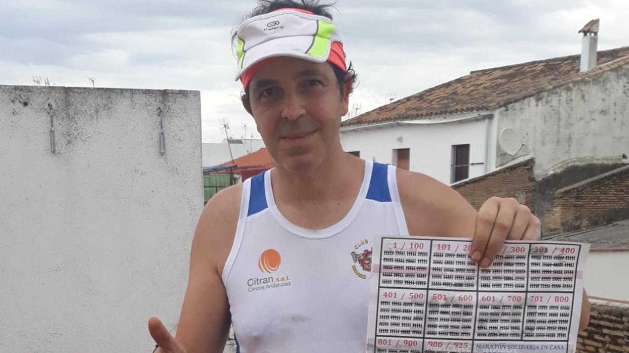 Juan Quesada al acabar el maratón disputado entre las dos azoteas de su casa de Brenes