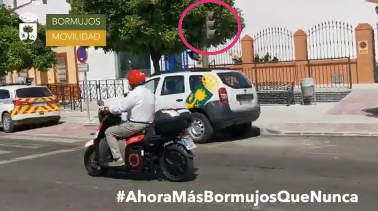 El alcalde de Bormujos ante el semáforo en rojo que se saltó