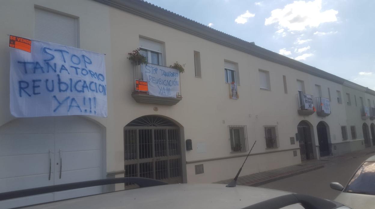 Los vecinos de la zona han colgado pancartas en sus viviendas para protestar por la ubicación del tanatorio