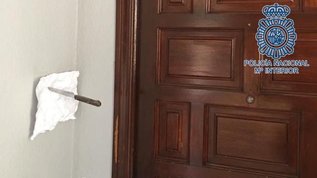 Clava un cuchillo con una nota amenazante en la puerta de su expareja en Morón de la Frontera