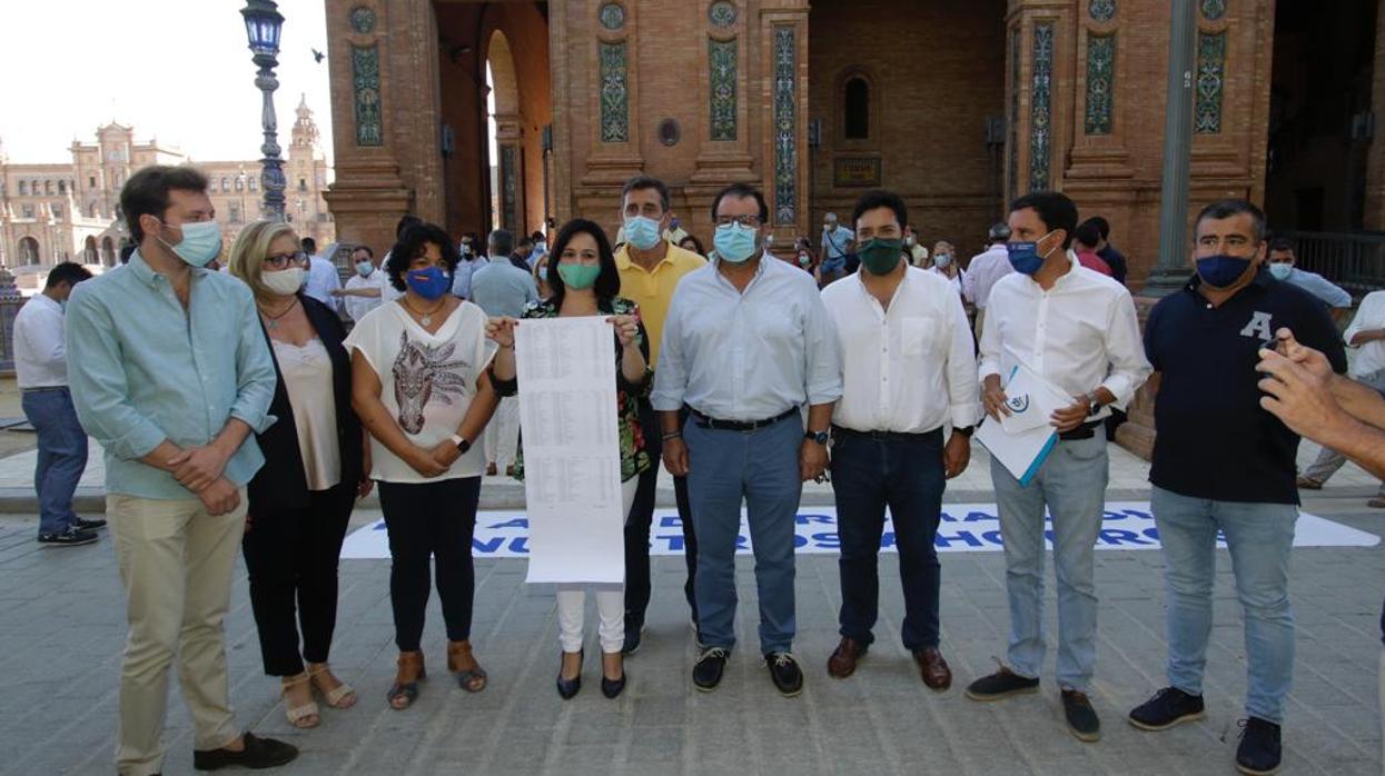 Alcaldes y concejales de diferentes municipios de la provincia de Sevilla durante la protesta