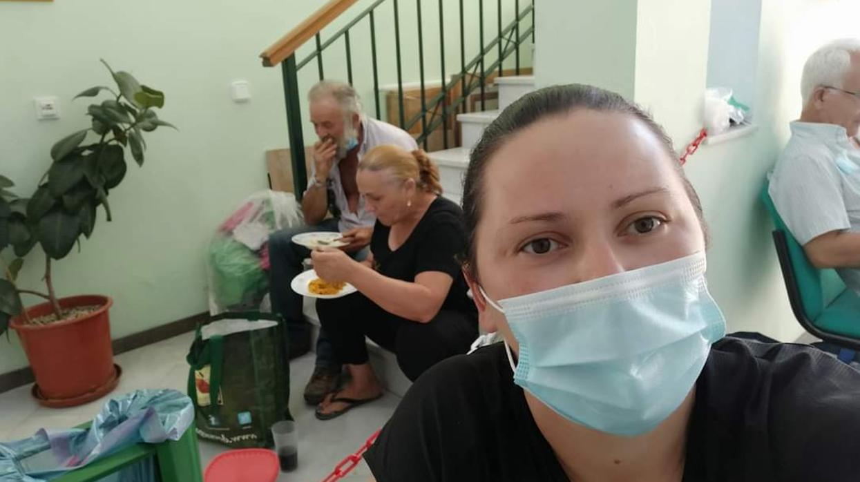 Ana Gómez junto a sus padres encerrados en el Ayuntamiento de Marinaleda antes de ser desalojados